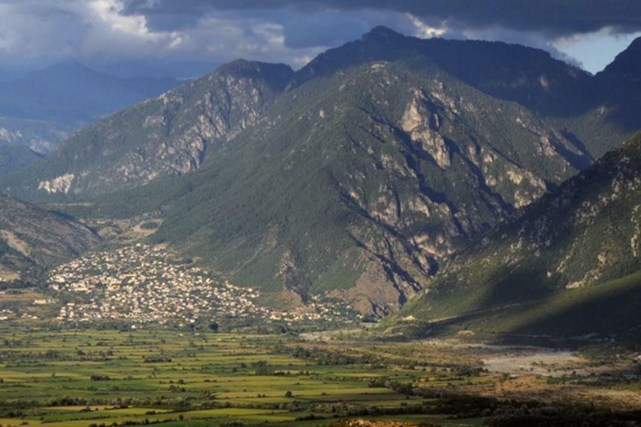 Small Town Apartment Konitsa Luaran gambar