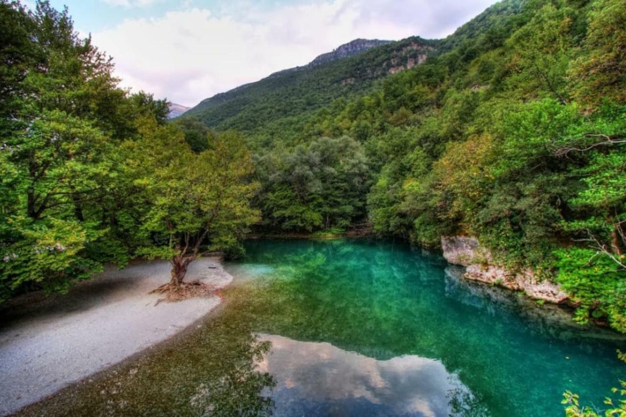 Small Town Apartment Konitsa Luaran gambar